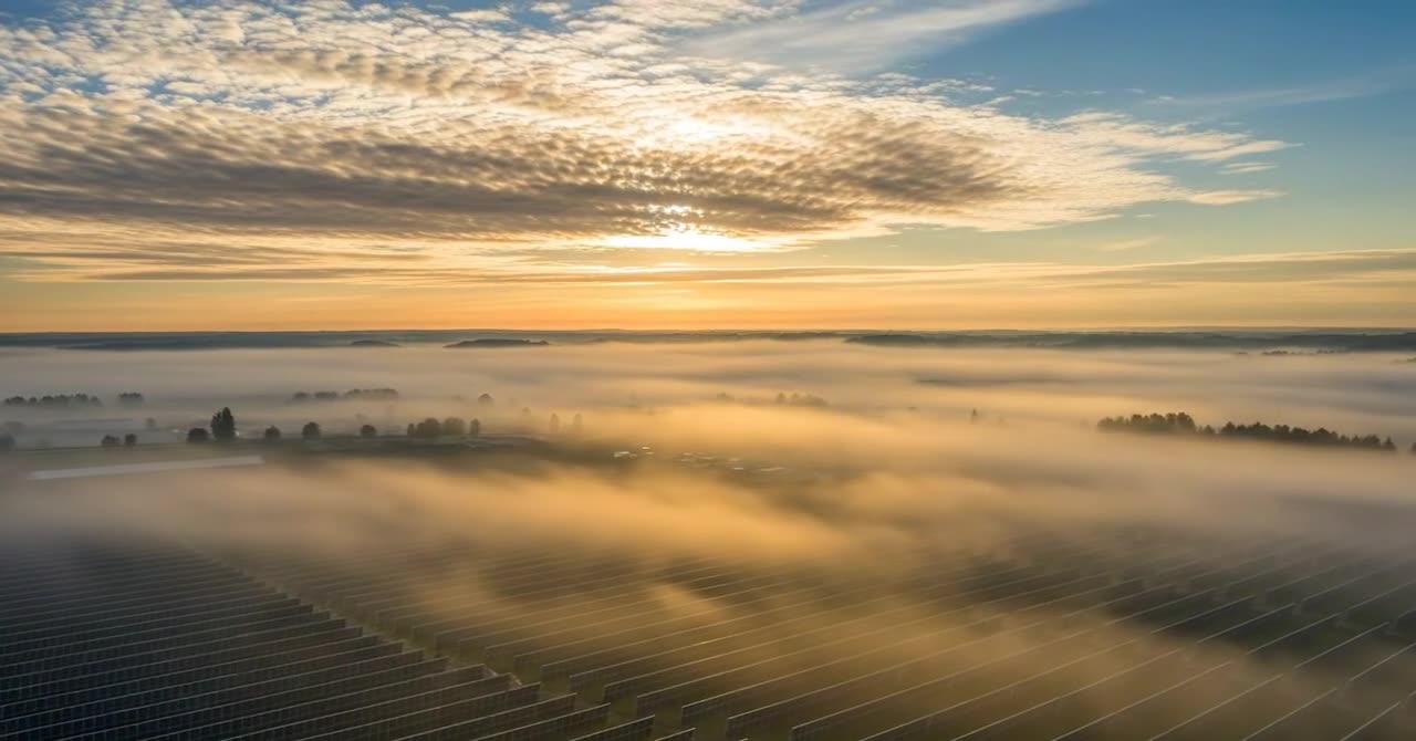 Hochspannungsmast neben einem Solarfeld