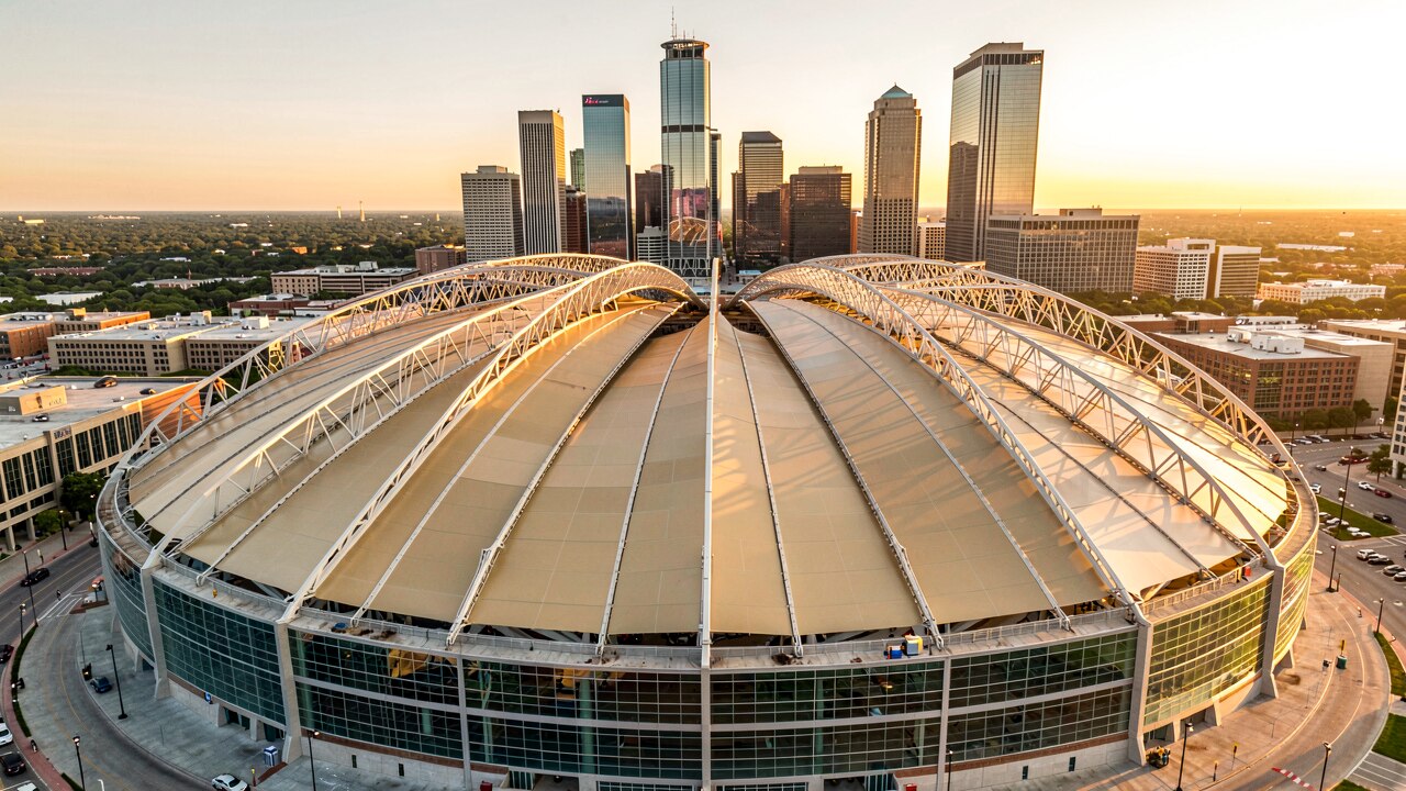 NRG Stadium Houston bei Abenddämmerung mit geschlossenem Dach und hellem Flutlicht — KI-Illustration